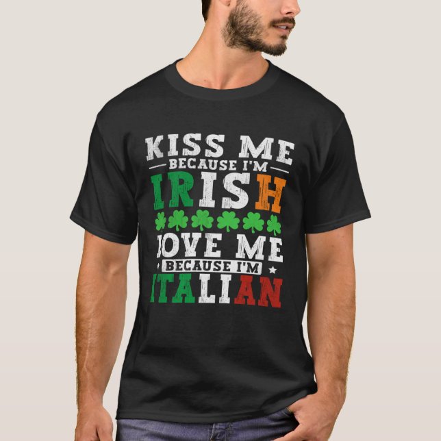 Kiss me Im Irish love me Im Italian St Patricks Pr T Shirt (Framsida)