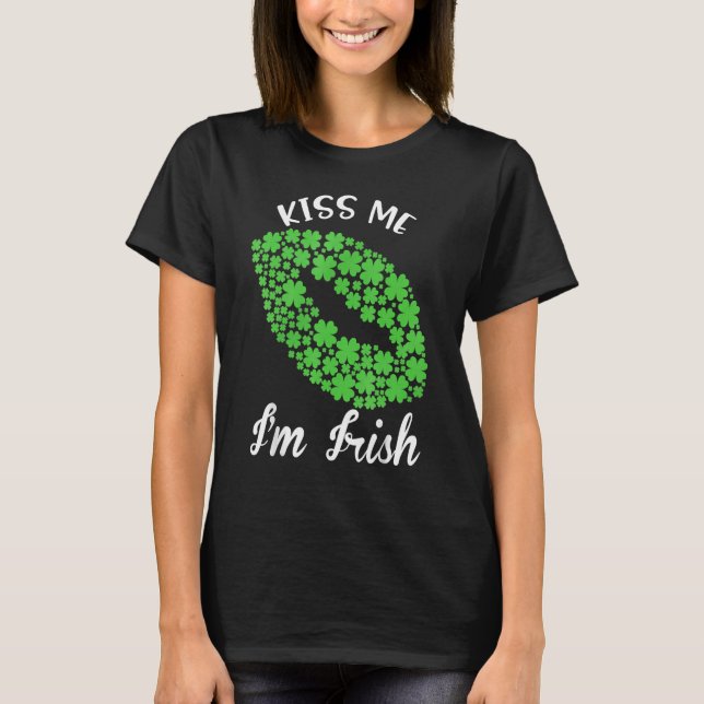 Kiss Me I'm Irish. Shamrock Clover Saint Patrick D T Shirt (Framsida)