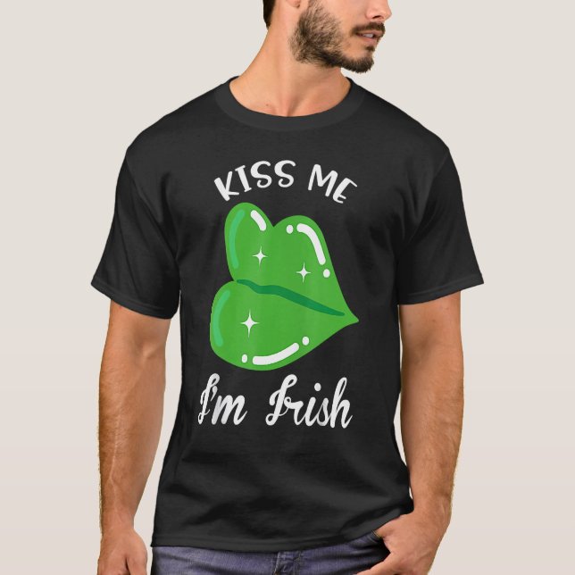 Kiss Me I'm Irish. Shamrock Clover Saint Patrick D T Shirt (Framsida)