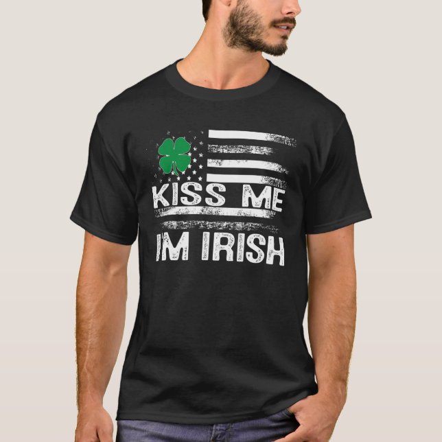 Kiss Me I'm Irish T-Shirt Saint Patrick Day Shirt (Framsida)