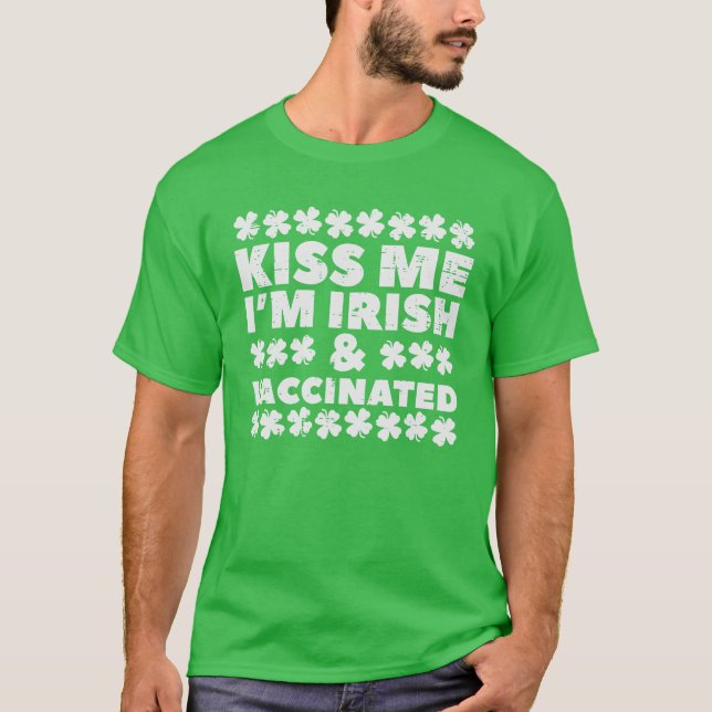 Kiss Me Im Irish Vaccinated Funny St patricks day T Shirt (Framsida)