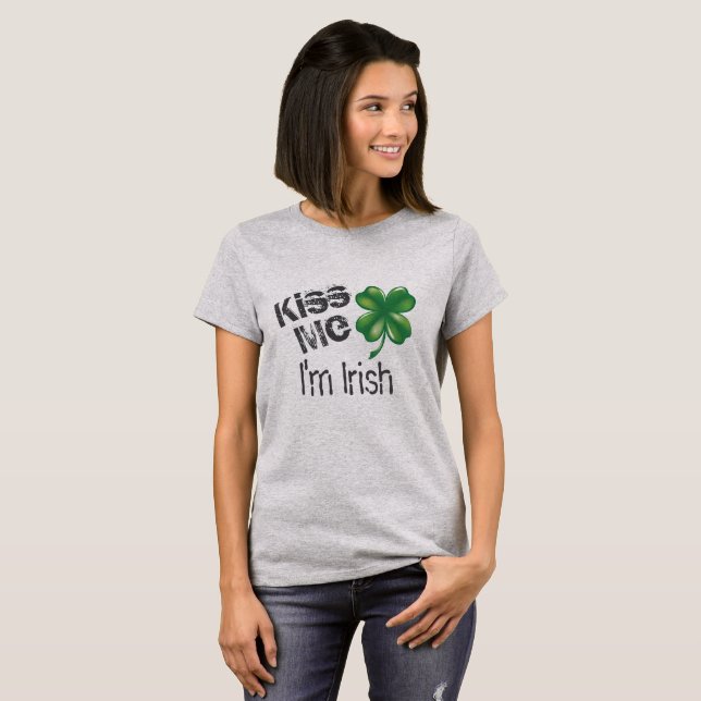 Kiss Me I'm Irish Women's St. Patrick's Day T Shirt (Hel framsida)