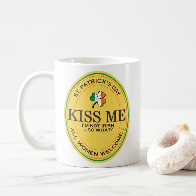 Kiss me I'm not Irish - all women welcome! Kaffemugg (Med munk)
