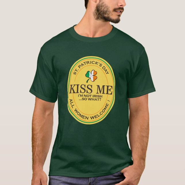 Kiss me I'm not Irish - all women welcome! T Shirt (Framsida)