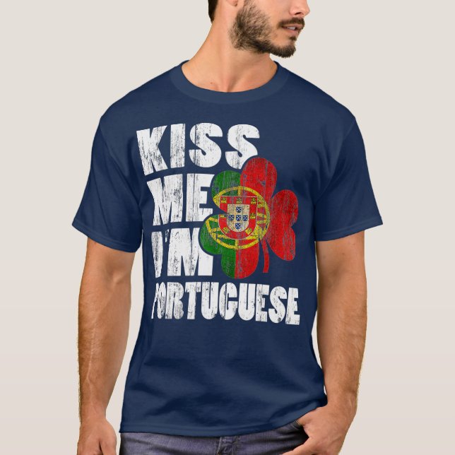 Kiss Me Im Portugisisk Irish Shamrock Flagga T Shirt (Framsida)