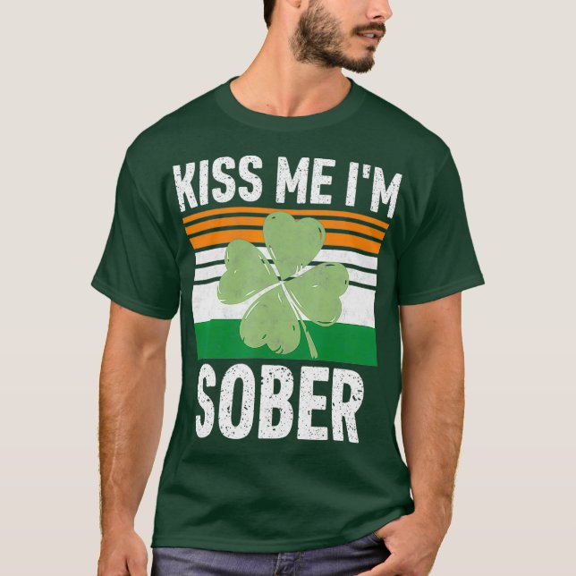 Kiss Me Im Sober Funny Saint Patricks Day Gift T Shirt (Framsida)