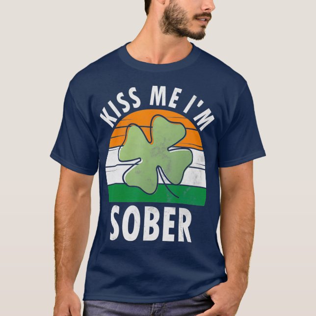 Kiss Me Im Sober Funny Saint Patricks Day Gift T Shirt (Framsida)