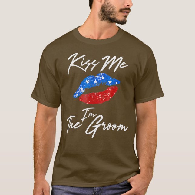 Kiss Me Im The Groom  July 4th Engagement Party T Shirt (Framsida)