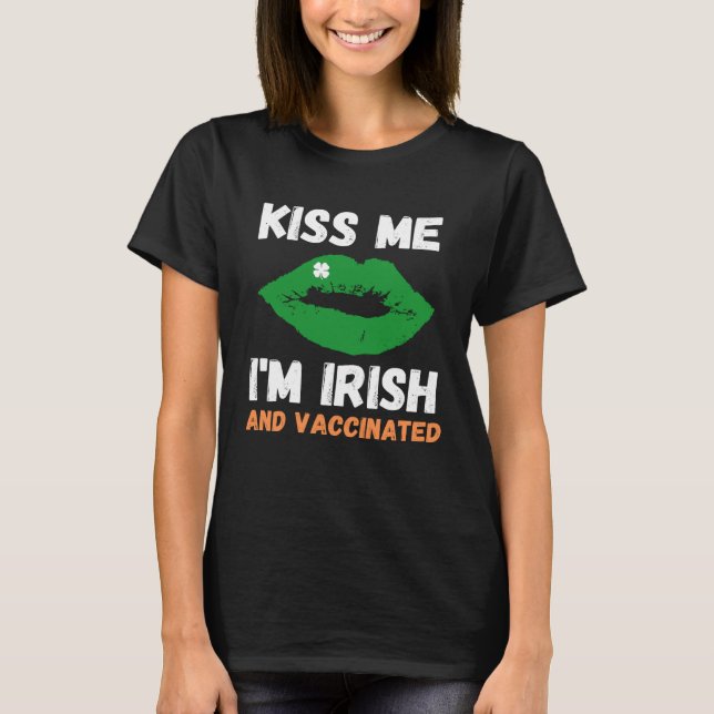 Kiss Me In Irish And Vaccinated Women Men St Patri T Shirt (Framsida)