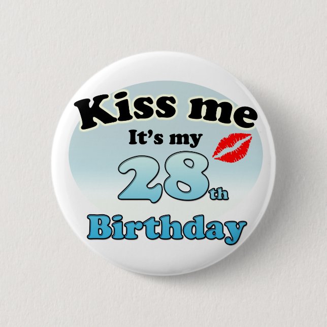 Kiss me it's my 28th Birthday Knapp (Framsida)