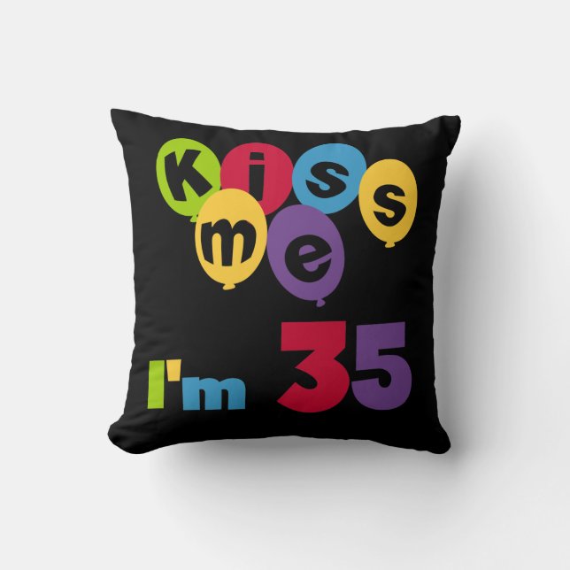 Kiss Me, jag är 35 födelsedagars T-shirts och GIft Kudde (Framsida)