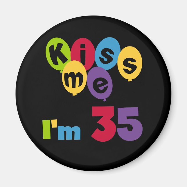 Kiss Me, jag är 35 födelsedagars T-shirts och GIft Magnet (Framsidan)
