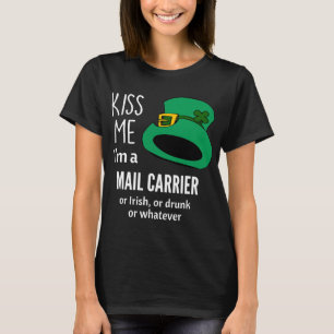 Kiss Me, jag är en Mail Carrier eller Irish, elle T Shirt