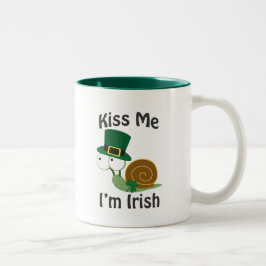Kiss Me jag är Irish Snigel Två-Tonad Mugg