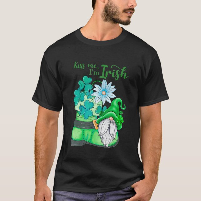Kiss Me, jag är irländsk Grönt Shamrock Gnome med  T Shirt (Framsida)