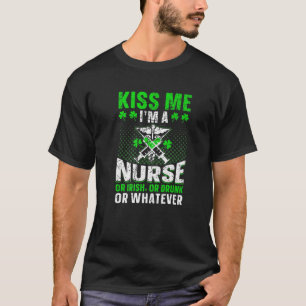 Kiss Me, jag är sjuksköterska St. Patrick Day Vi T Shirt
