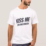 Kiss Me jag är vaccinerad, Modern Cute Funny Citat T Shirt<br><div class="desc">"Kyss mig jag är vaccinerad" i modern,  söt och enkel sans serif-typografi</div>