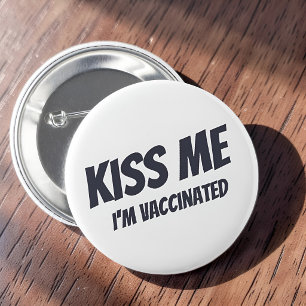 Kiss Me jag är vaccinerad Modern Cute Funny Quote Knapp