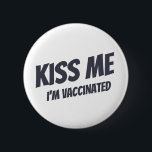 Kiss Me jag är vaccinerad Modern Cute Funny Quote Knapp<br><div class="desc">"Kyss mig jag är vaccinerad" i modern,  söt och enkel sans serif-typografi</div>