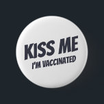 Kiss Me jag är vaccinerad Modern Cute Funny Quote Knapp<br><div class="desc">"Kyss mig jag är vaccinerad" i modern,  söt och enkel sans serif-typografi</div>