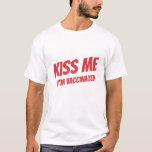 Kiss Me jag är vaccinerad Modern Cute Funny Quote T Shirt<br><div class="desc">"Kyss mig jag är vaccinerad" i modern,  söt och enkel sans serif-typografi</div>