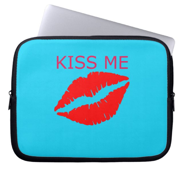 Kiss Me Laptop Sleeve (Framsidan)