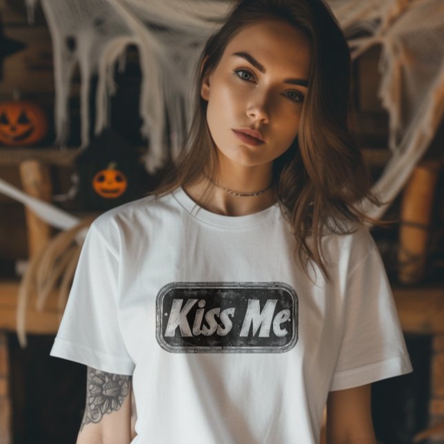 Kiss Me Metall Plate T Shirt (Skapare uppladdad)