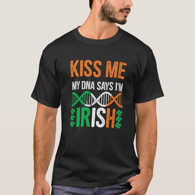 Kiss Me mitt DNA säger att jag är Irish Funny St P T Shirt (Framsida)