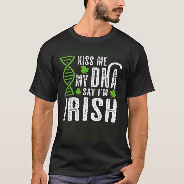 Kiss Me My DNA Says I m Irish  St Patrick s Day T Shirt (Framsida)