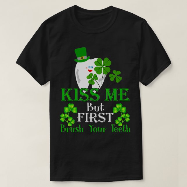 Kiss Me pensel din tjugonde tandassistent St Patri T Shirt (Design framsida)