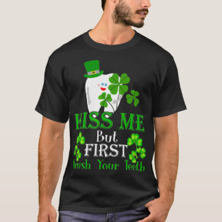Kiss Me pensel din tjugonde tandassistent St Patri T Shirt