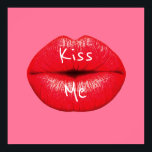 Kiss me Red Lipstick pop art läppar på rosa Poster<br><div class="desc">Kyss mig slogan med en design baserad på popkonst av stort rött läppar med läppstift som är superstor mot en baksida av rosa färgad för giftigt godis. Bakgrunden till färg kan anpassas och ändras till varje ljusare färg som skulle kunna ge kostym en décor.</div>