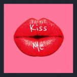 Kiss me Red Lipstick pop art läppar på rosa Poster<br><div class="desc">Kyss mig slogan med en design baserad på popkonst av stort rött läppar med läppstift som är superstor mot en baksida av rosa färgad för giftigt godis. Bakgrunden till färg kan anpassas och ändras till varje ljusare färg som skulle kunna ge kostym en décor.</div>