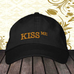 KISS ME retro keps mode / Rollig födelsedagsfest t<br><div class="desc">Broderade mössor: Klassisk retro festmössa med texten "KISS ME" - roligt mode,  svensexa,  college kläder,  hemlig tomte,  kontorsfirande / natt ute</div>