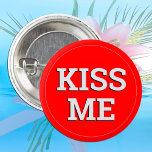 KISS ME-roligt-knapp / Retro Party - röd Knapp<br><div class="desc">Knappen fantastisk: Klassiskt party med texten "KISS ME" - roligt mode,  college party,  hemlig Santa,  office firande / nattute. Ändra enkelt bakgrunden färg i redigeringsdesignen.</div>