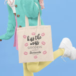 Kiss Miss AdjAdjhelorette Party Tygkasse<br><div class="desc">Denna roligt och flirta bachelorette helg party till säcken är perfekt för vilken brud som helst att fira den kommande stora dagen och brudens sida! I väskan finns ett urval av rosa läppar med orden "Kiss the Miss Adjéen", namn i bruden och datum. Det är perfekt för alla bachelorettfester, när...</div>