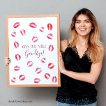 Kiss miss Adjö Bachelorette Game Keepsaké Poster<br><div class="desc">Bygg glädjen hos firande före bröllop med vår "Kiss The Miss Adjéen" Poster Bachelorette Game Keepsak, ett vackert tillägg till vilken möhippa eller bachelorette som helst. Den här roligten och den humoristiska aktiviteten inbjudan gäster lämnar sitt märke med läppstickkyssar och skapar en omhuldad keepy för att bruden ska kunna vårda...</div>