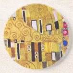 Kiss Mönster av Gustav Klimt, Art nouveau Underlägg<br><div class="desc">Gustav Klimts Kiss (närmare mönster) är en vintage bra konst Viktorian Era Symbolism-målning. Denna detalj kommer från en kärlek och romantik-målning med ett romantiskt par i olika skuggor av guld, symboler och mönster, som delar en kyss mot en brons bakgrund. Konstnären Gustav Klimt (1862-1918) var en österrikisk symbolmålare och en...</div>