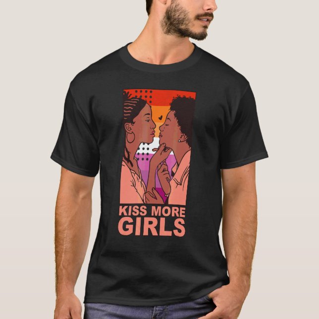 Kiss More Girls Black Lesbisk Women Cute LGbt Prid T Shirt (Framsida)