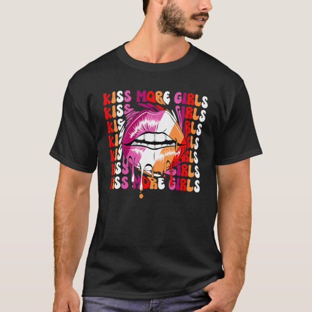 Kiss More Girls-Lesbisk Pride Flagga LGBTQ-Pride L T Shirt (Framsida)