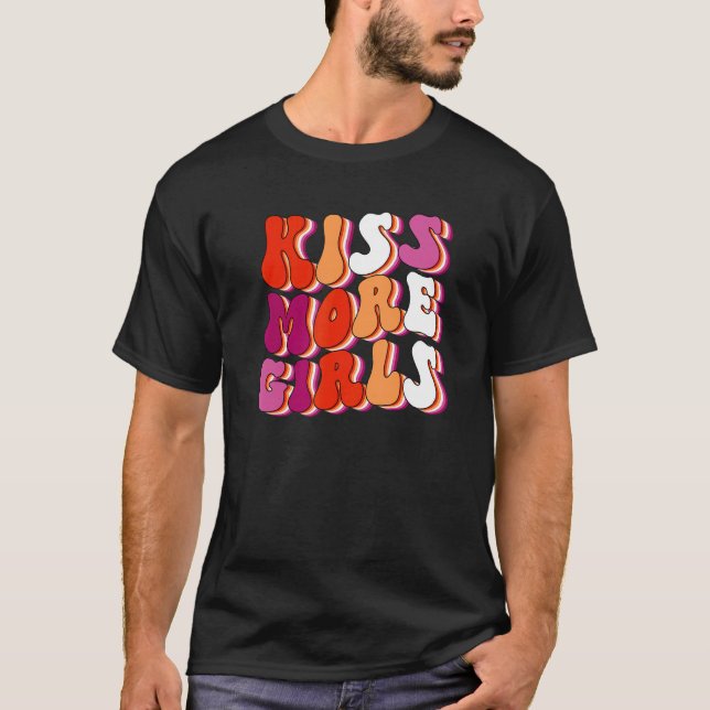 Kiss More Girls Lesbisk Pride Flagga LGBTQ Pride M T Shirt (Framsida)