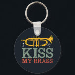 Kiss My Brass Funny Trumpet Player Puns Nyckelring<br><div class="desc">Lustigt trumpetspelardesign för dem som spelar brassmusikaliska instrument i ett musikband,  orkester eller musikaliska föreställningar. Coola vintage retro Jazz Music älskare för musiker och marschbanderolledare. Perfekt för musiklärare,  orkester fläkt och de som kärlek spelar trumpet. Underbar julklapp och födelsedagspresent för familjer och vänner.</div>
