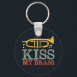 Kiss My Brass Funny Trumpet Player Puns Nyckelring<br><div class="desc">Lustigt trumpetspelardesign för dem som spelar brassmusikaliska instrument i ett musikband,  orkester eller musikaliska föreställningar. Coola vintage retro Jazz Music älskare för musiker och marschbanderolledare. Perfekt för musiklärare,  orkester fläkt och de som kärlek spelar trumpet. Underbar julklapp och födelsedagspresent för familjer och vänner.</div>