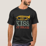 Kiss My Brass Funny Trumpet Player Puns T Shirt<br><div class="desc">Kyss min Brass. Lustigt trumpetspelardesign för dem som spelar brassmusikaliska instrument i ett musikband,  orkester eller musikaliska föreställningar. Coola vintage retro Jazz Music älskare för musiker och marschbanderolledare. Perfekt för musiklärare,  orkester fläkt och de som kärlek spelar trumpet. Underbar julklapp och födelsedagspresent för familjer och vänner.</div>