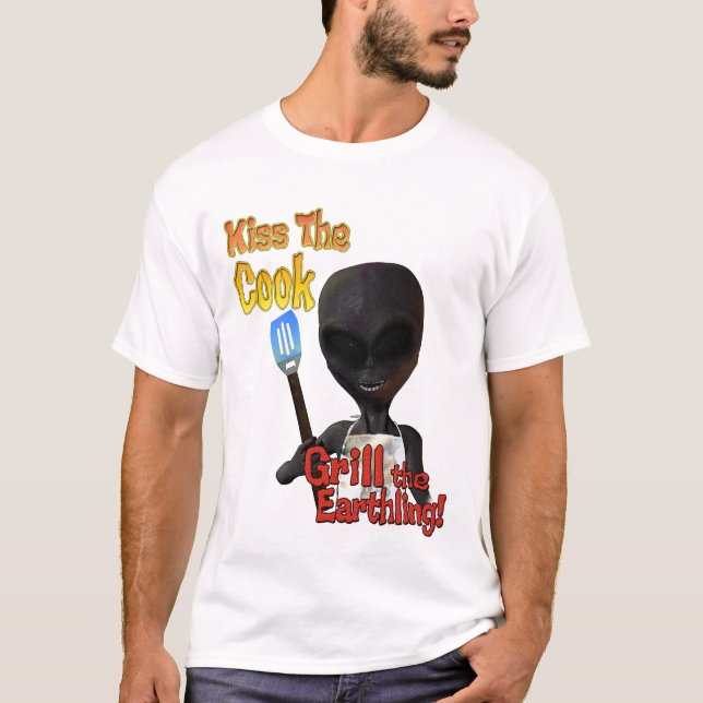 Kiss the Cook Grill the Earthling T-Shirt (Framsida)