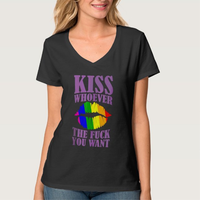Kiss vem du vill ha LGB Pride Month Lgbtq T Shirt (Framsida)