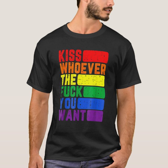 Kiss vem du vill ha Lgbtq Gay Lesbisk Awar T Shirt (Framsida)