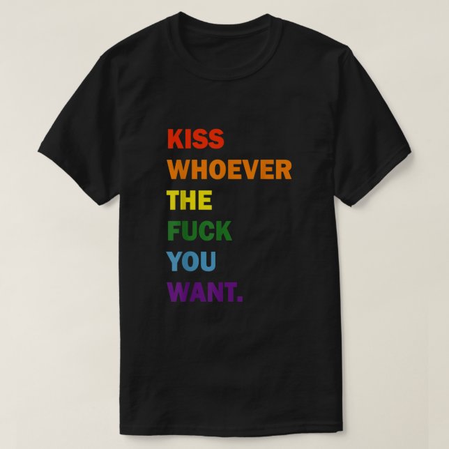 Kiss Vem du vill ha Rainbow Gay Lesbisk LGBT Pri T Shirt (Design framsida)