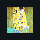 Kissen av Gustav Klimt Canvastryck<br><div class="desc">Kiss av Gustav Klimt-kanvastrycket.Kiss (Älskare) målades av den österrikiska symbolmålaren Gustav Klimt mellan 1908 och 1909, höjdpunkten för hans "gyllene period", när han målade upp ett antal verk i ett liknande gyldat stil. En kvadrat med perfekt, arbetsytan skildrar ett par som omfamnar, deras kroppar som är indragna i utförliga band...</div>