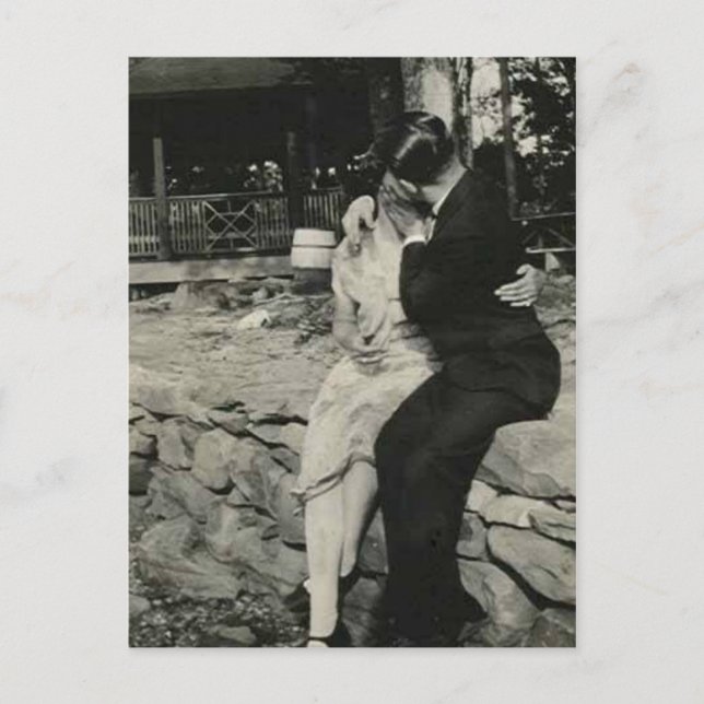 Kisserande på stenväggen vykort (Framsida)